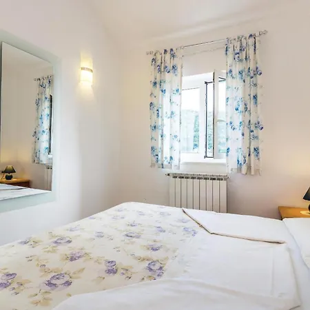 Lovely In With Kitchen Apartment *